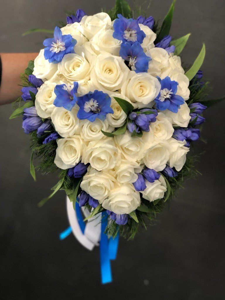 mazzo di fiori viola e bianchi