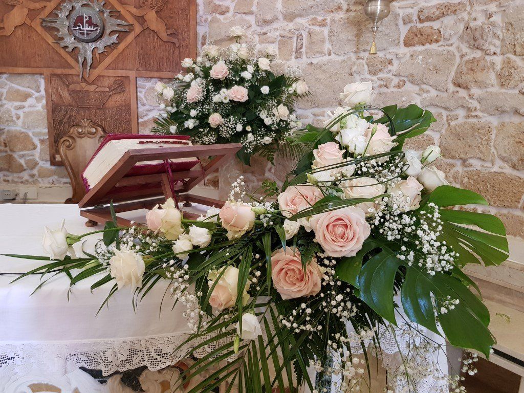 rose bianche sull'altare