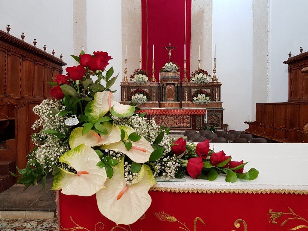 composizione floreale per altare