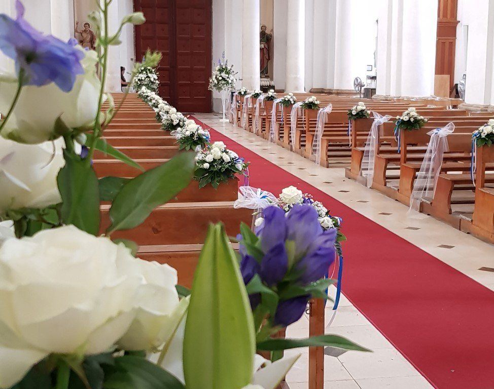 fiori in una chiesa per matrimonio