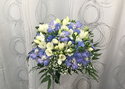 composizione con fiori viola e bianchi