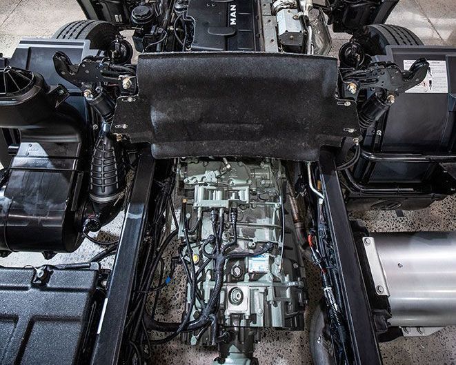 Un hombre está sentado en el asiento del conductor de un camión volkswagen honduras.