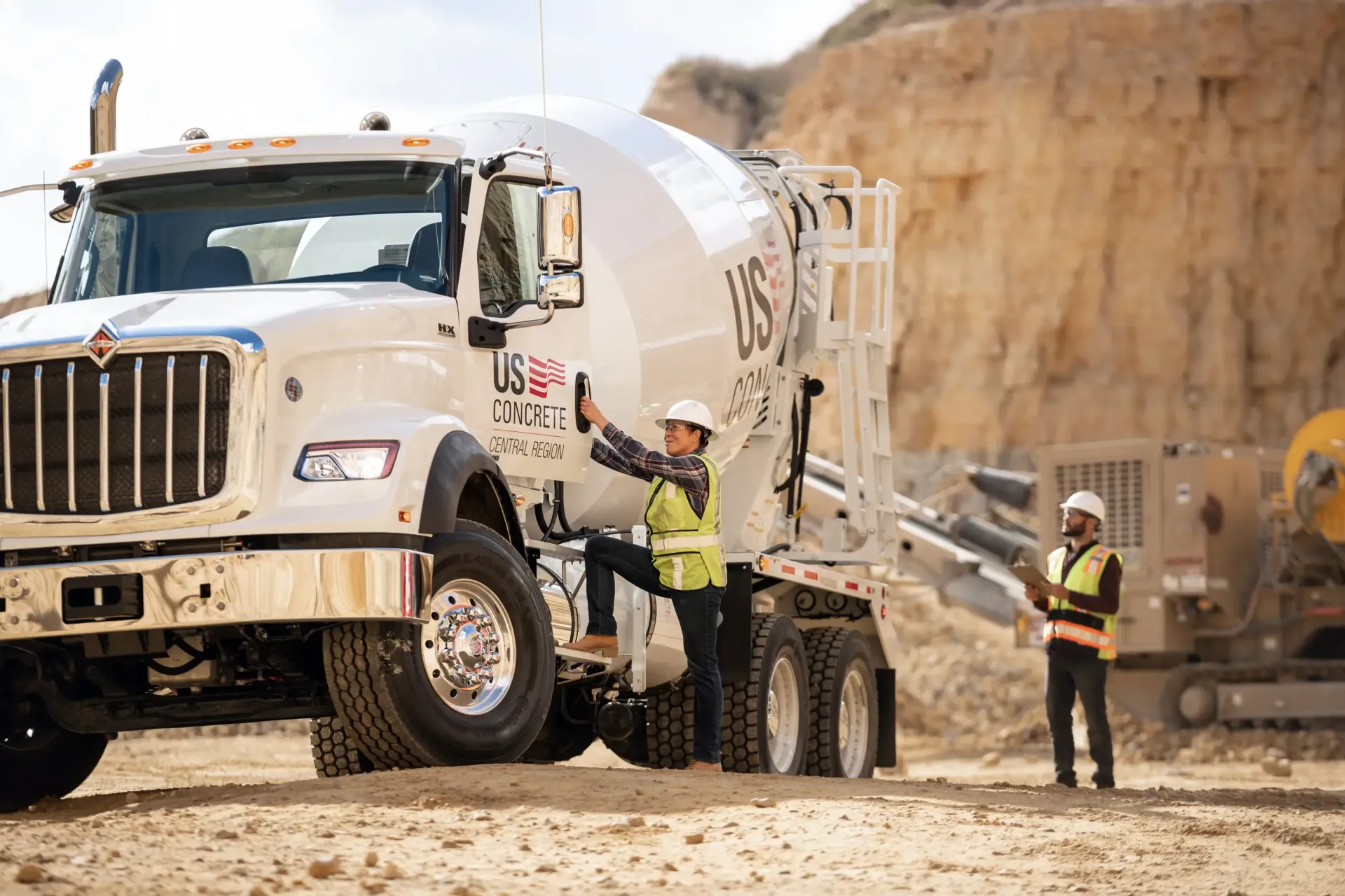 Se muestra el motor de un camión con el capó abierto.