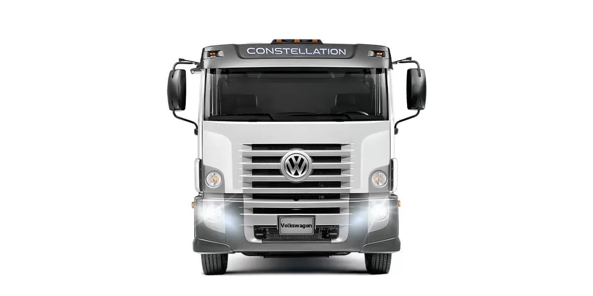 Se muestra el frente de un camión blanco sobre un fondo blanco.