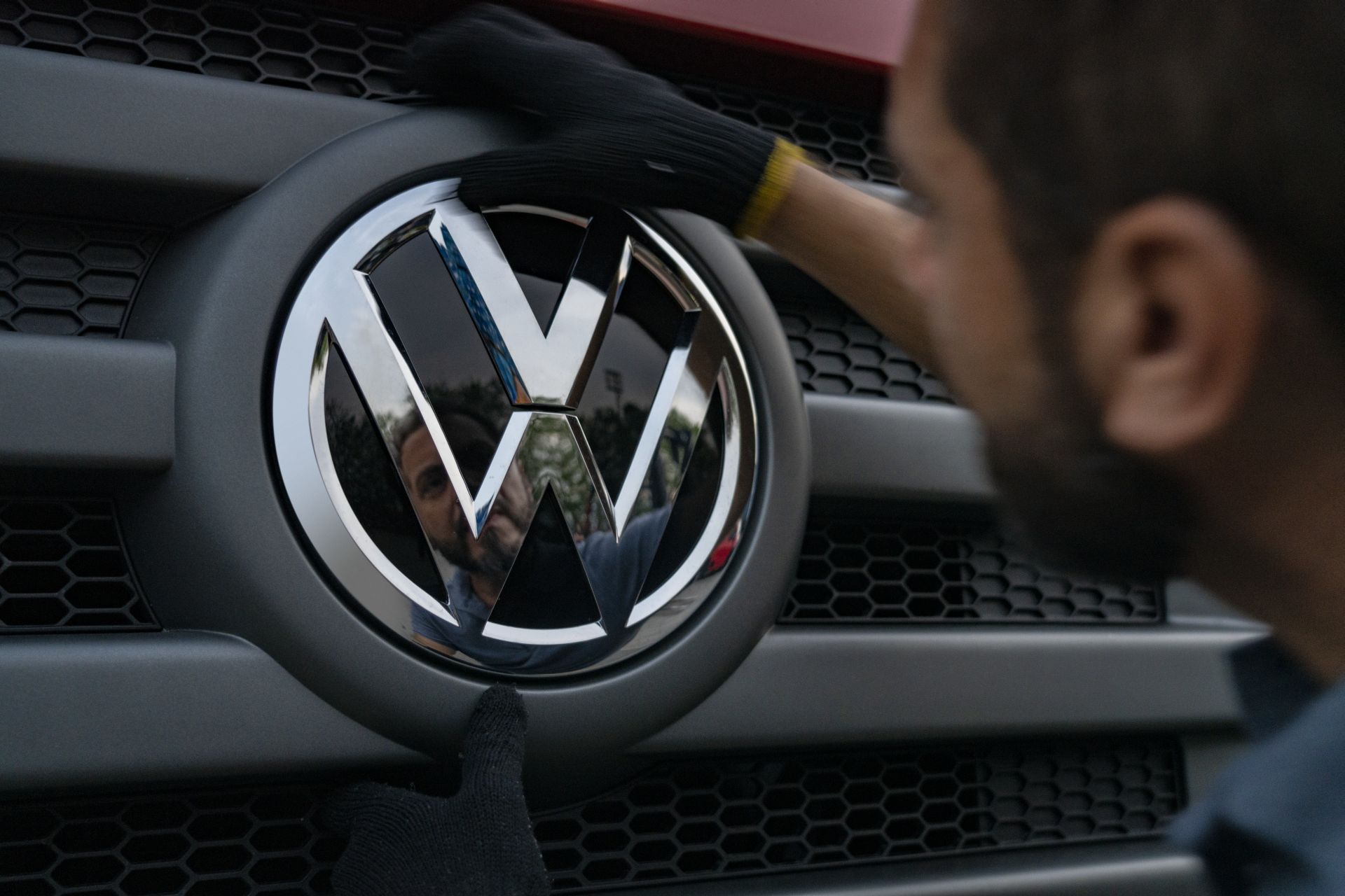 Un hombre está trabajando en la parte delantera de un camión Volkswagen.