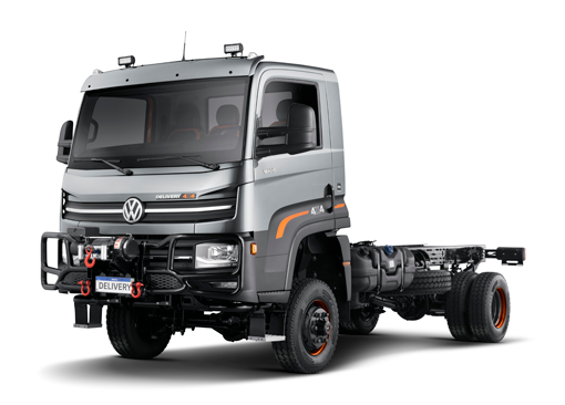 Un camión Volkswagen con un remolque acoplado a él sobre un fondo blanco.
