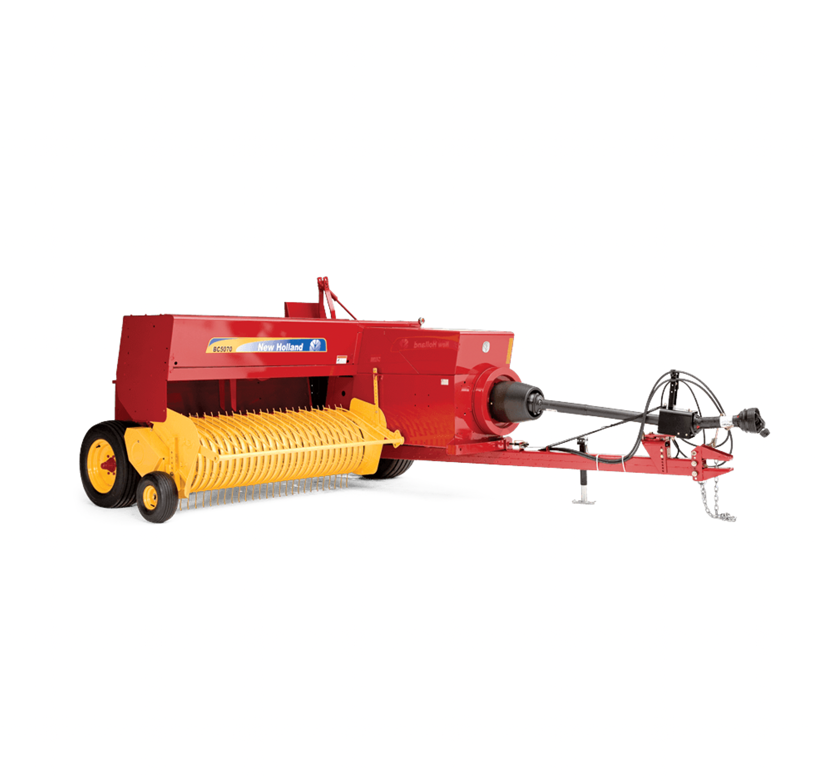 Una empacadora de heno de color rojo y amarillo está sobre un fondo blanco.