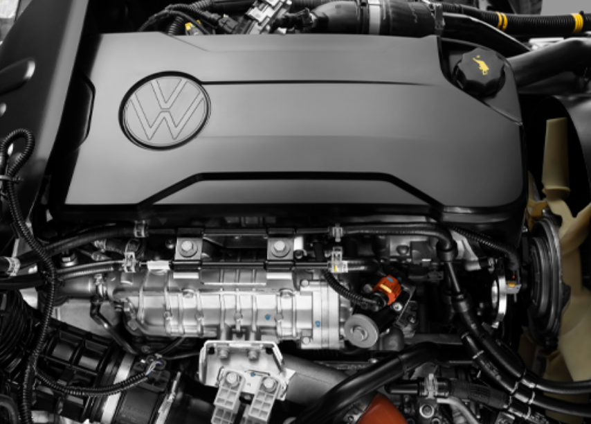 Motor de coche negro y gris con logotipo Volkswagen.