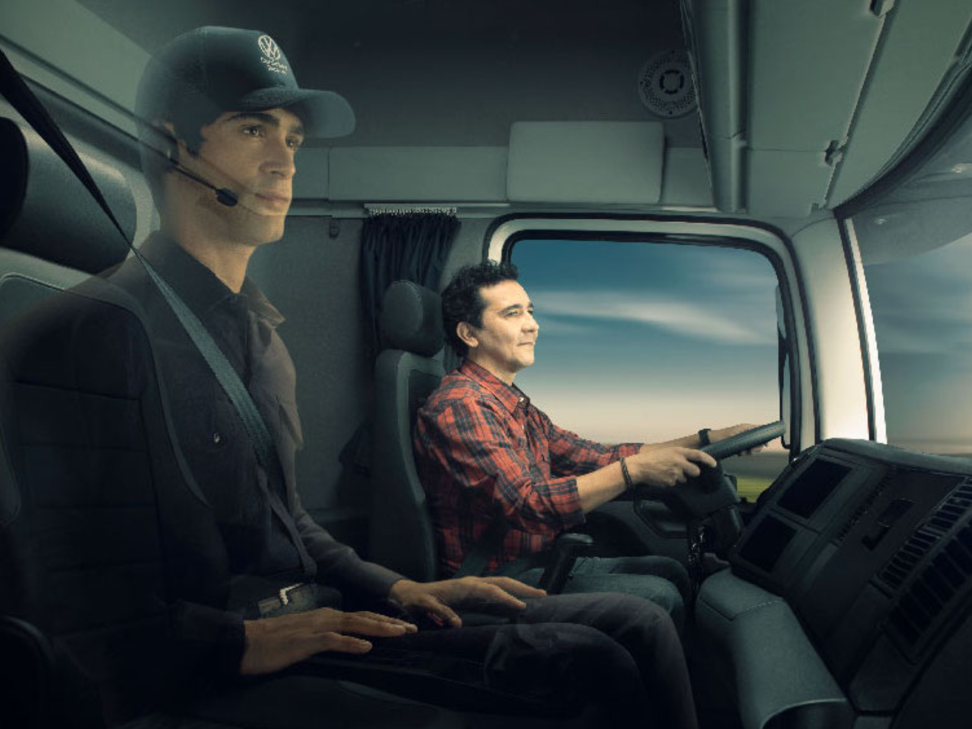 Dos hombres están sentados en el asiento del conductor de un camión.