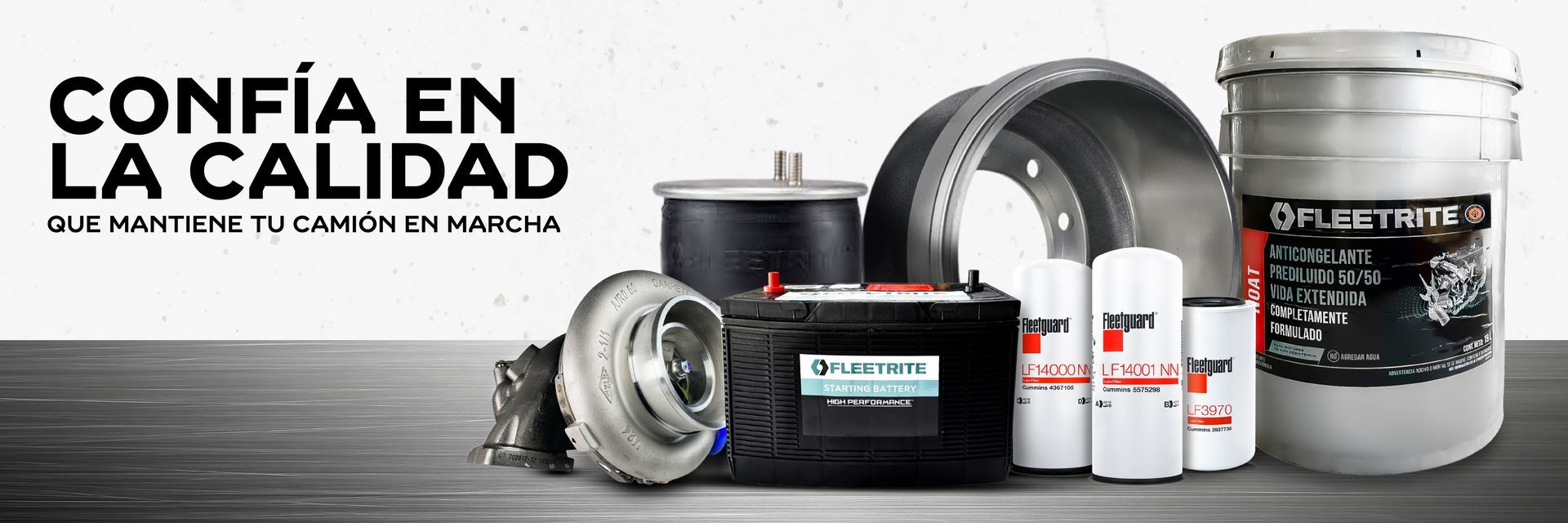 En una mesa se muestran una variedad de piezas de automóviles.