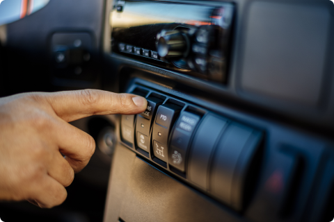 Una persona está presionando un botón en la radio de un camión