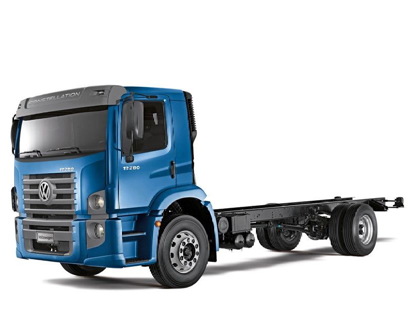 Un camión semirremolque azul está estacionado encima de una superficie blanca.