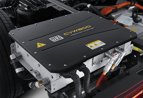 Un primer plano de una batería en el motor de un automóvil.