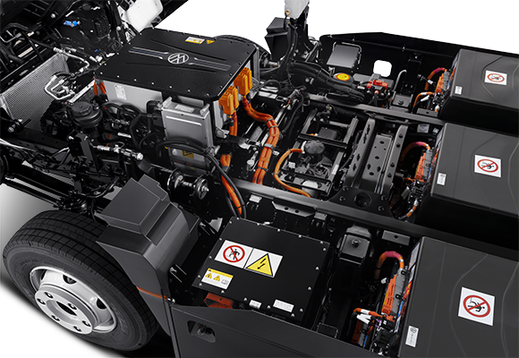 Se muestra el motor de un vehículo eléctrico con el capó abierto.