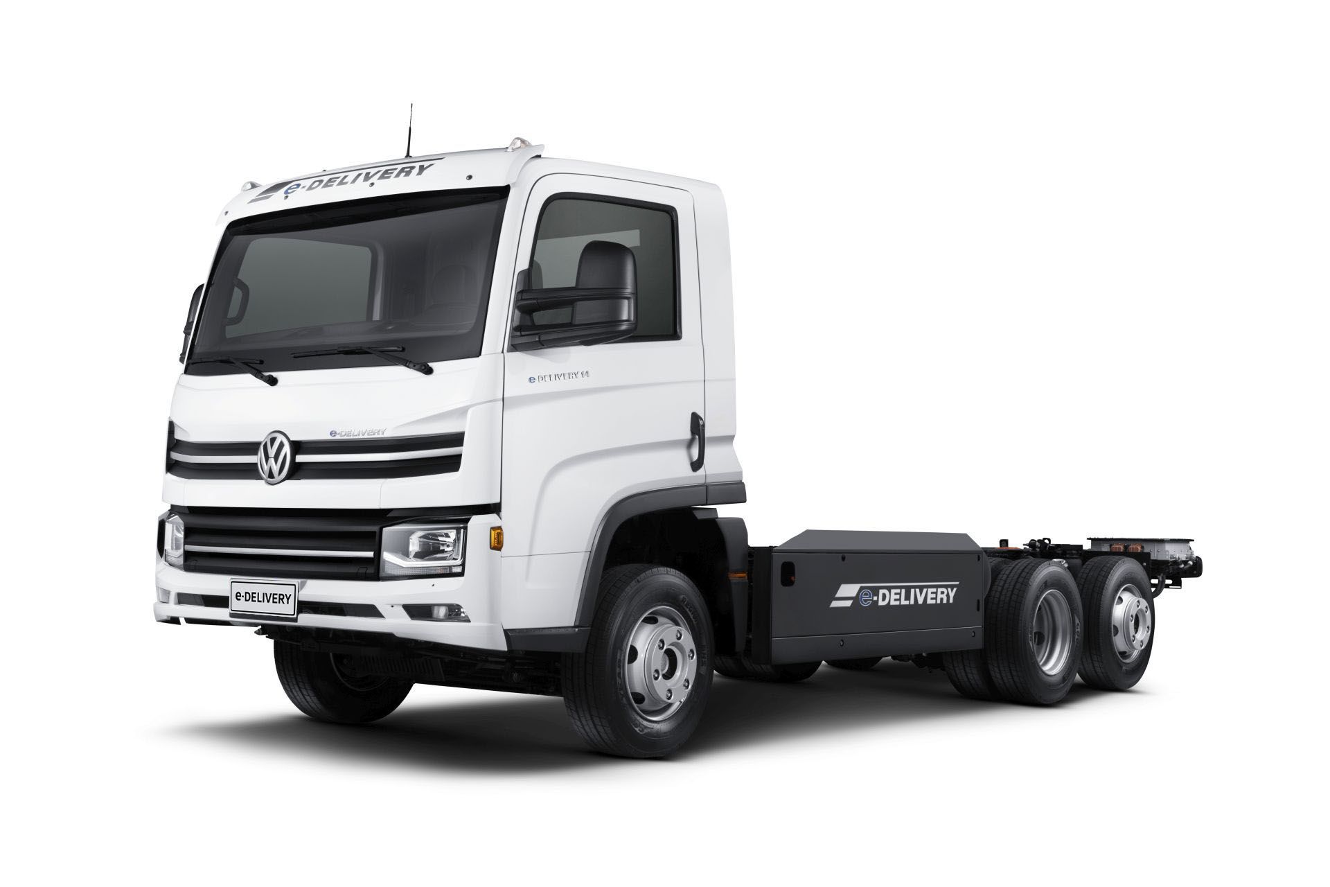 Un camión blanco con un remolque acoplado a él sobre un fondo blanco.