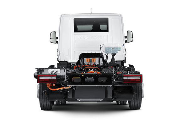 La parte trasera de un camión blanco con un tractor acoplado a él sobre un fondo blanco.