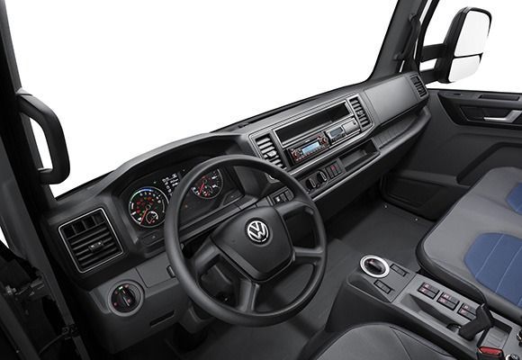 El interior de un camión Volkswagen con volante y tablero de instrumentos.