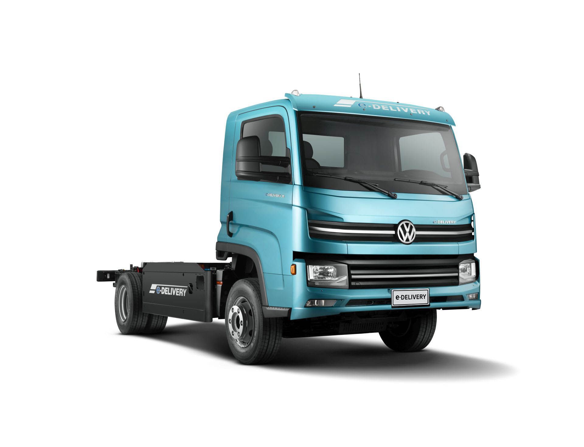Un camión Volkswagen azul está estacionado sobre un fondo blanco.