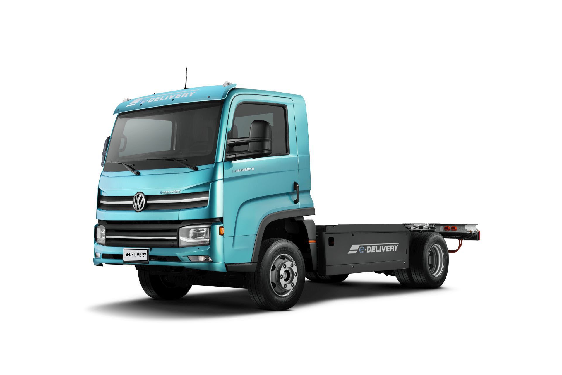 Una grúa azul está estacionada sobre un fondo blanco.