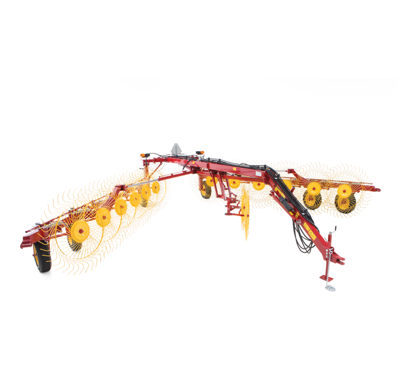 Un tractor rojo y amarillo con ruedas sobre un fondo blanco.