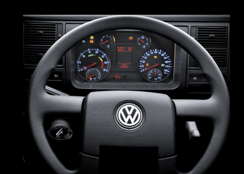 Tablero de un camión Volkswagen, con indicadores, medidores y volante con el logotipo de VW.