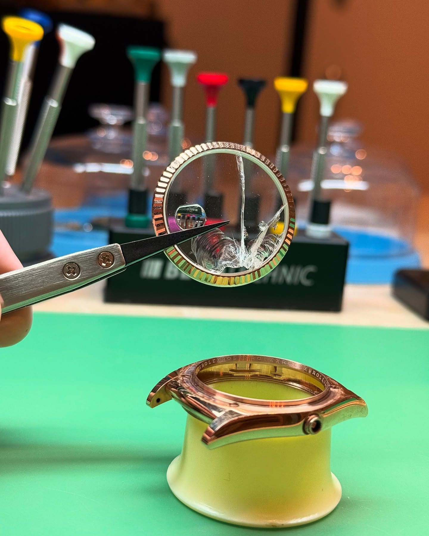 Una persona sta lavorando su un orologio con una lente d'ingrandimento