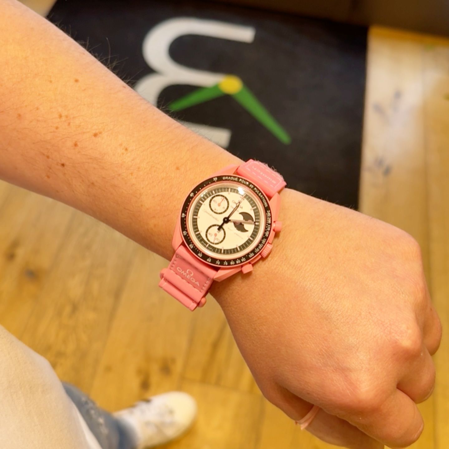 Una persona che indossa un orologio rosa al polso