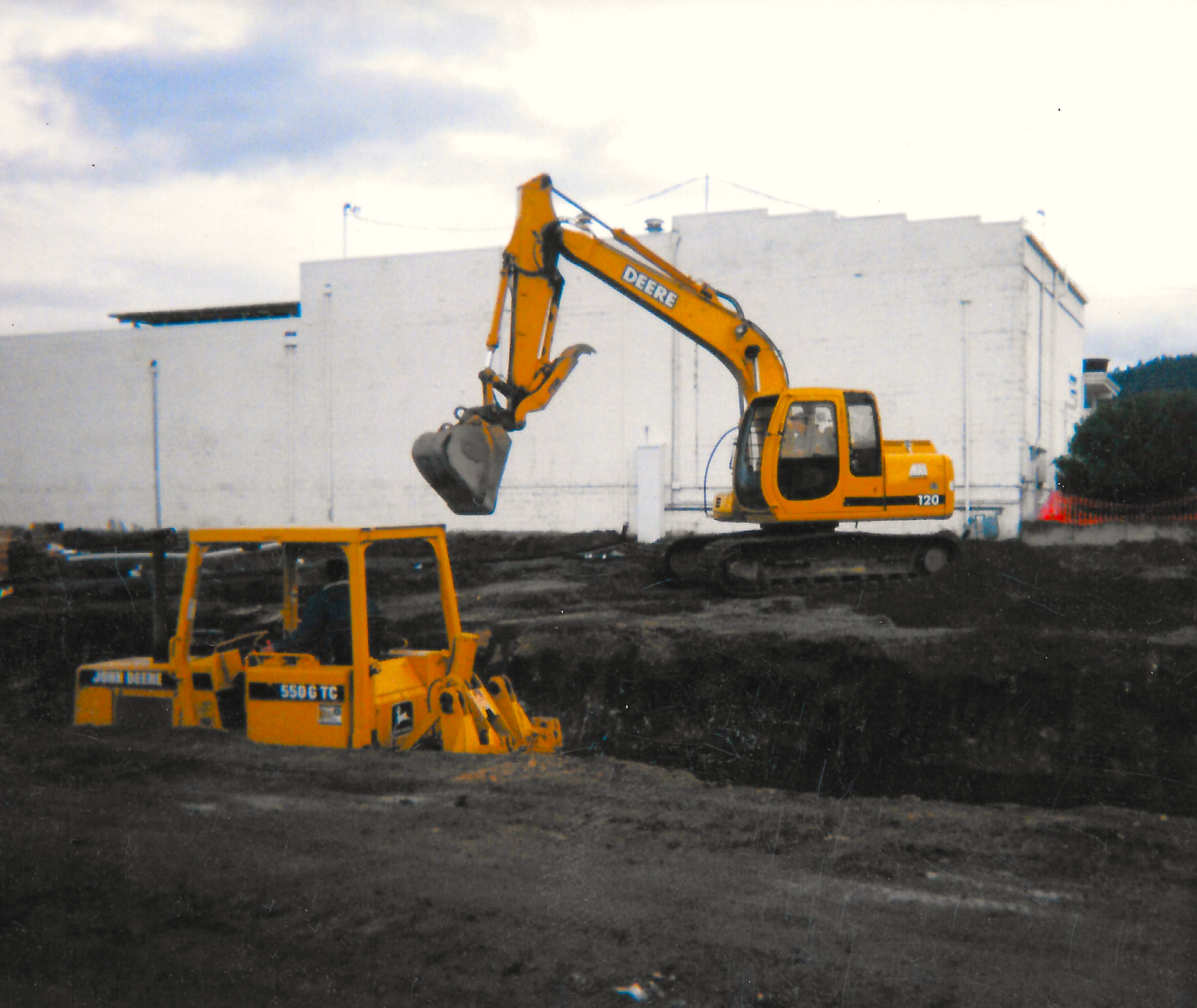 A yellow excavator with the word Deere on it