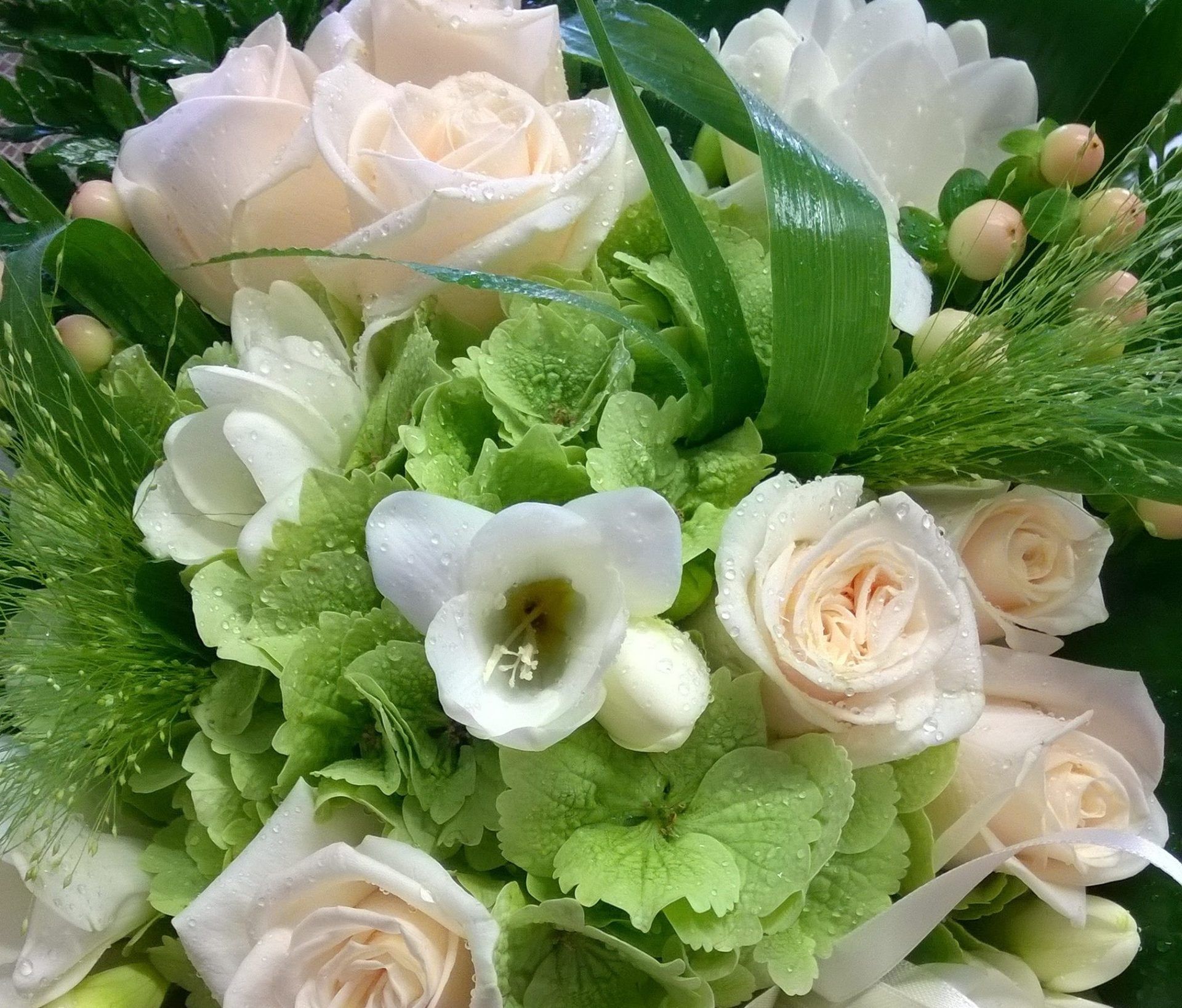 composizione floreale con rose bianche