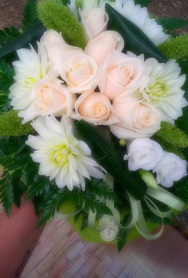 bouquet di rose fiori bianchi