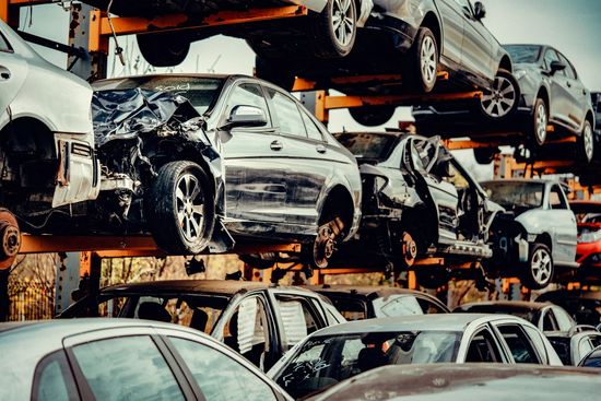 Veicoli danneggiati su un rimorchio a pianale che viaggiava in autostrada.