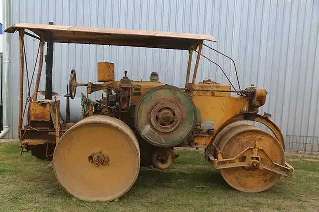 Vintage tractor at Lake Goldsmith Steam Rally