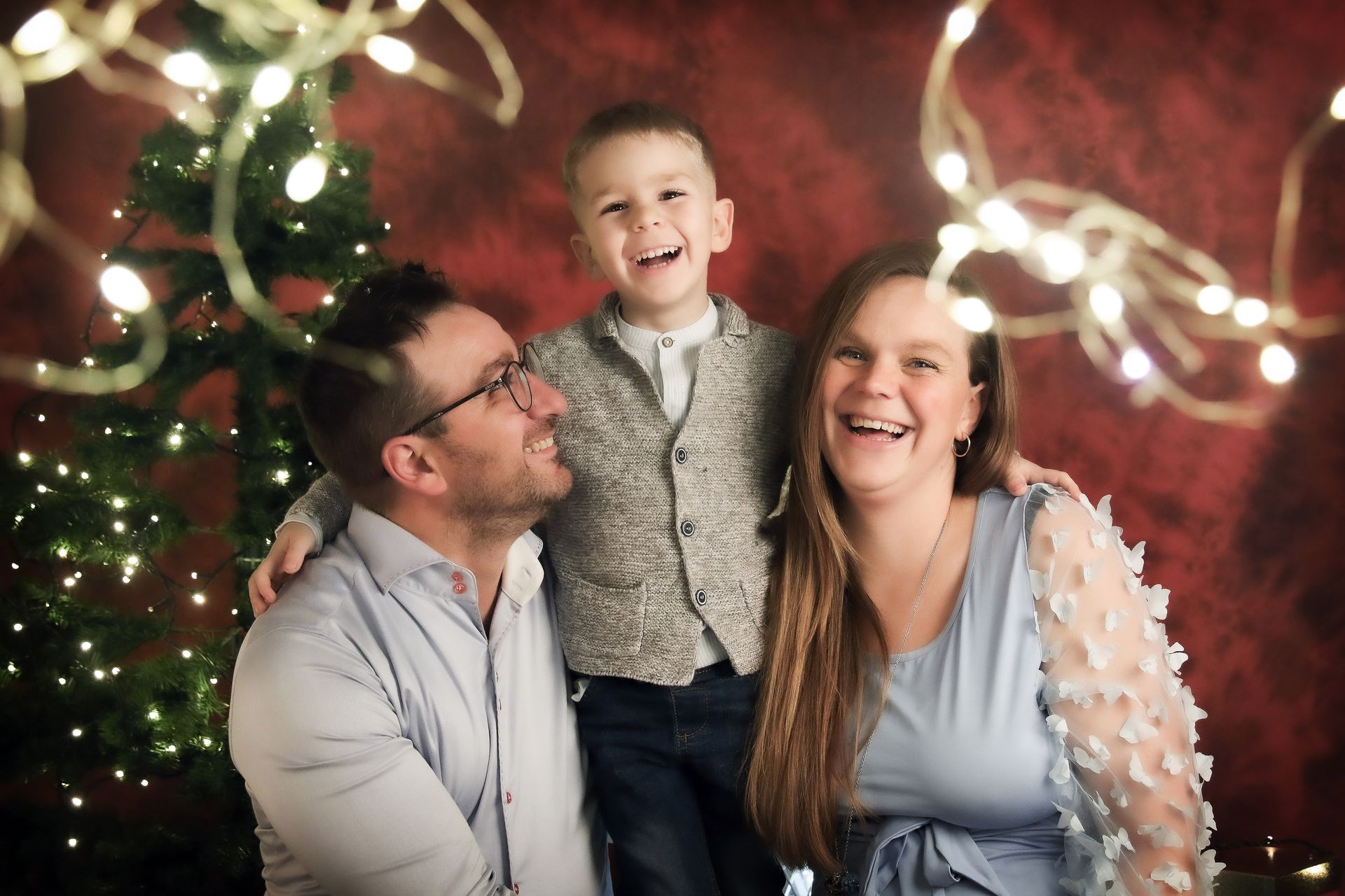 Famiglia in contesto natalizio