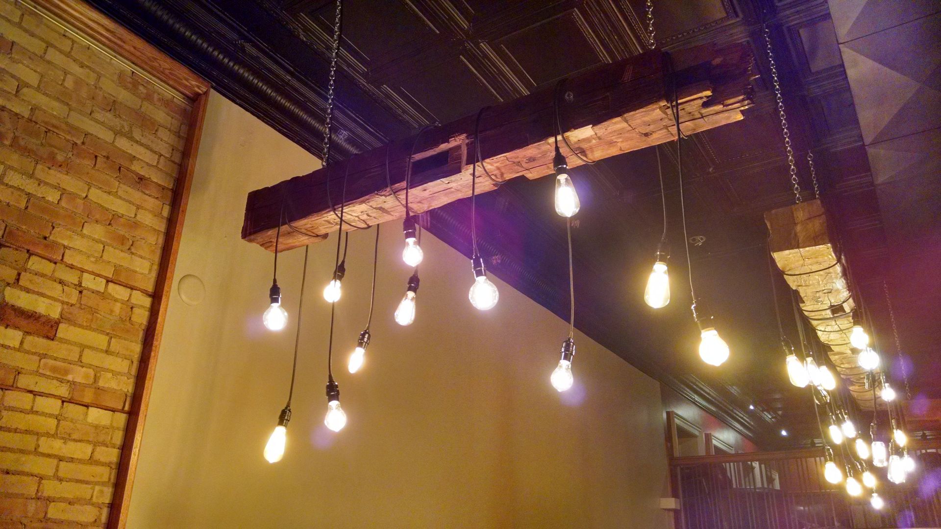 A bunch of light bulbs are hanging from the ceiling