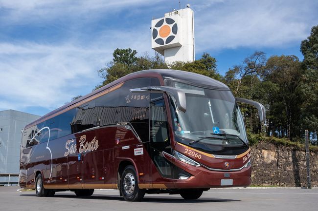 Um ônibus azul e verde na rodoviária com a palavra sul minas na lateral