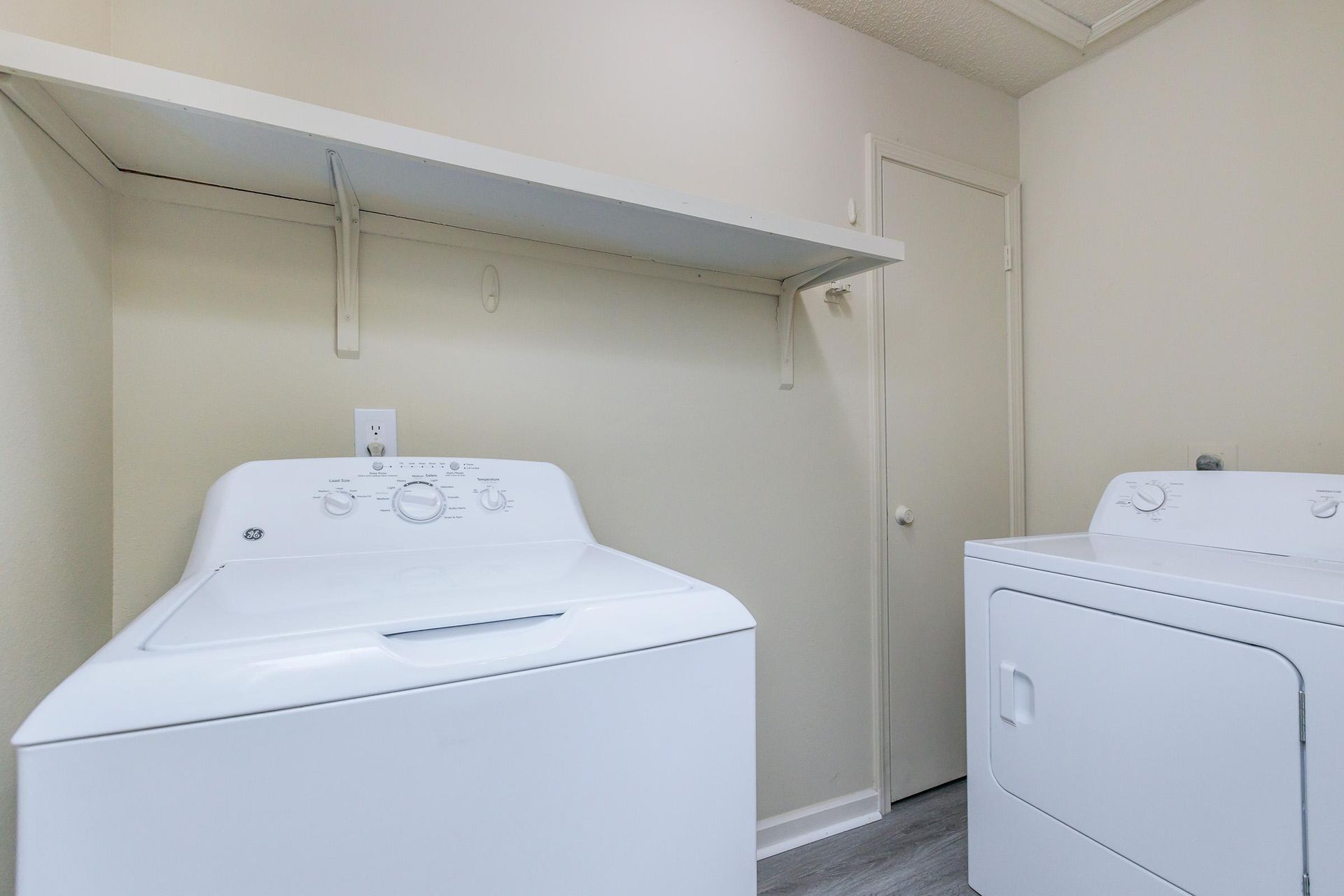 Woodland Oaks laundry room