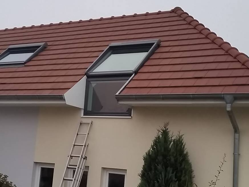 fenêtre de toit posée sur une toiture en tuiles près de Caen