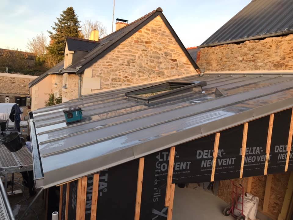 pose de toit en zinc et Velux dans le Calvados par couvreur Caen