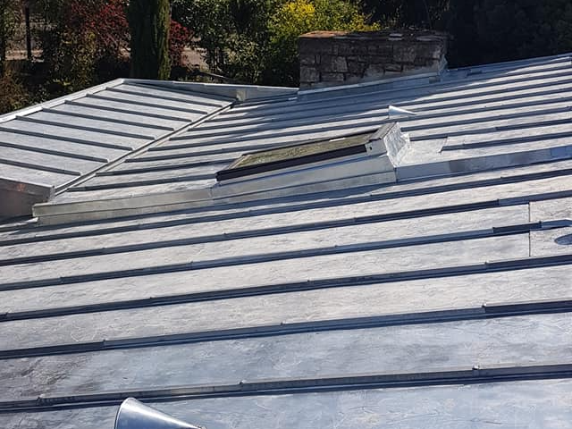 couvreur Caen a posé cette toiture en zinc dans le Calvados