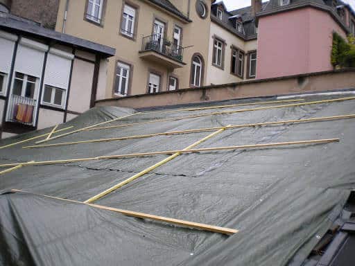 couvreur d'urgence bache le toit pour éviter les fuites près de Caen