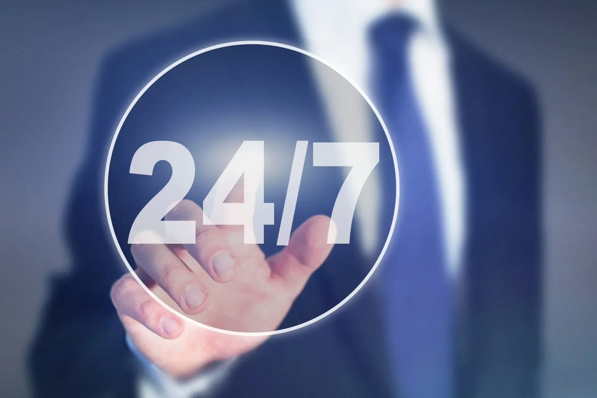 Una persona in giacca e cravatta indica un cerchio luminoso con la scritta 