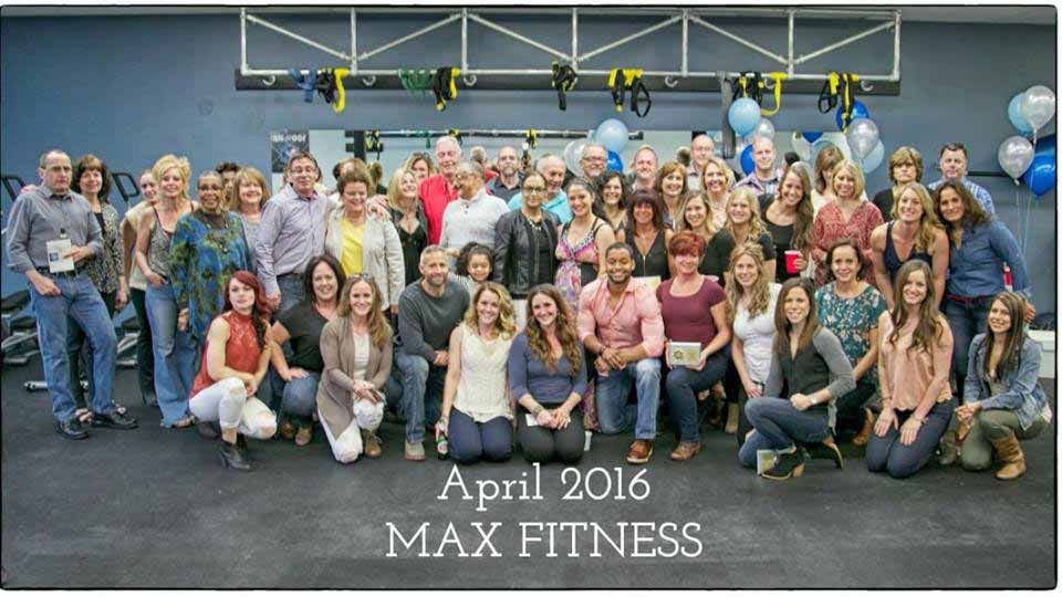 A large group of people are posing for a picture in a gym.