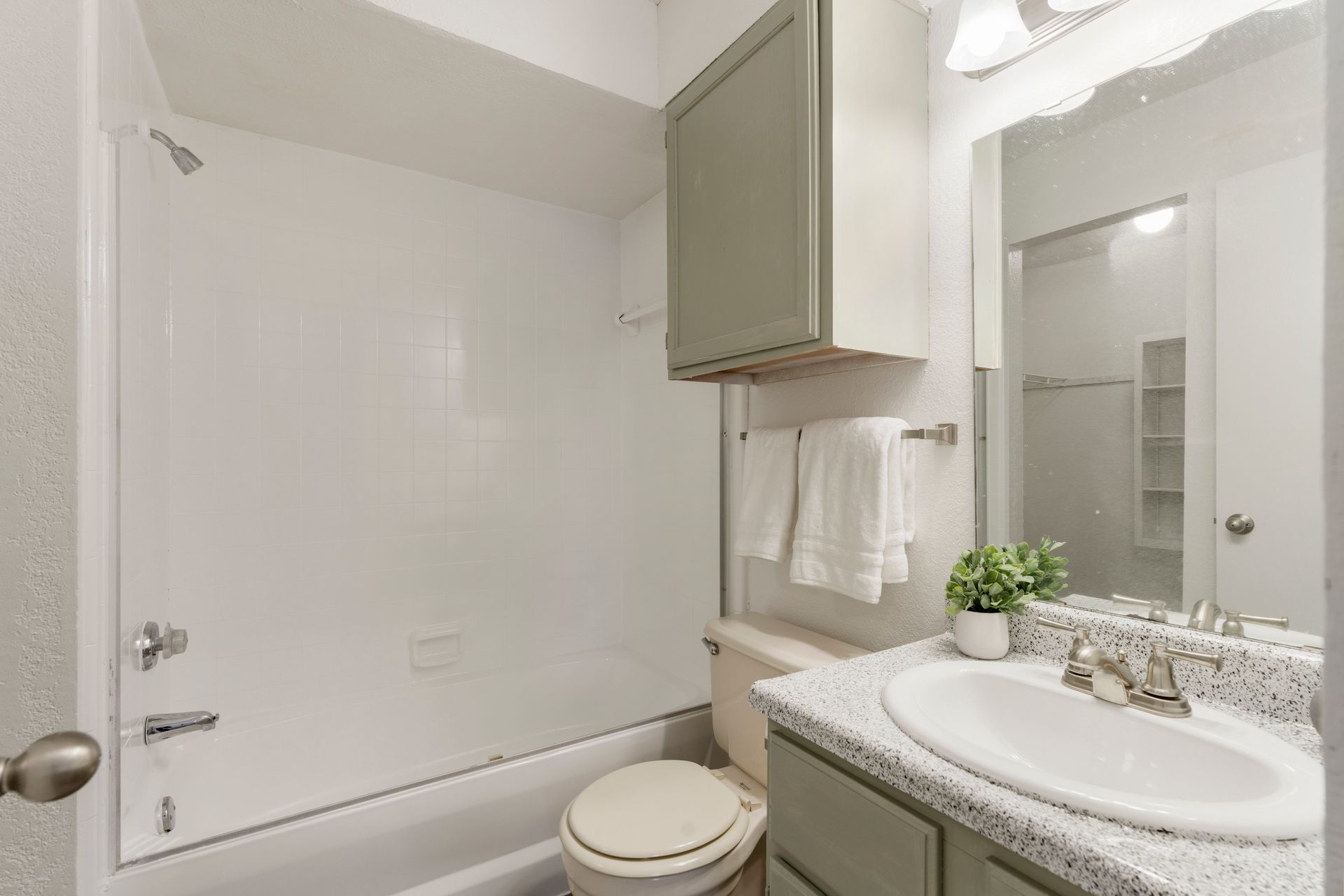 Hampton woods apartments bathroom