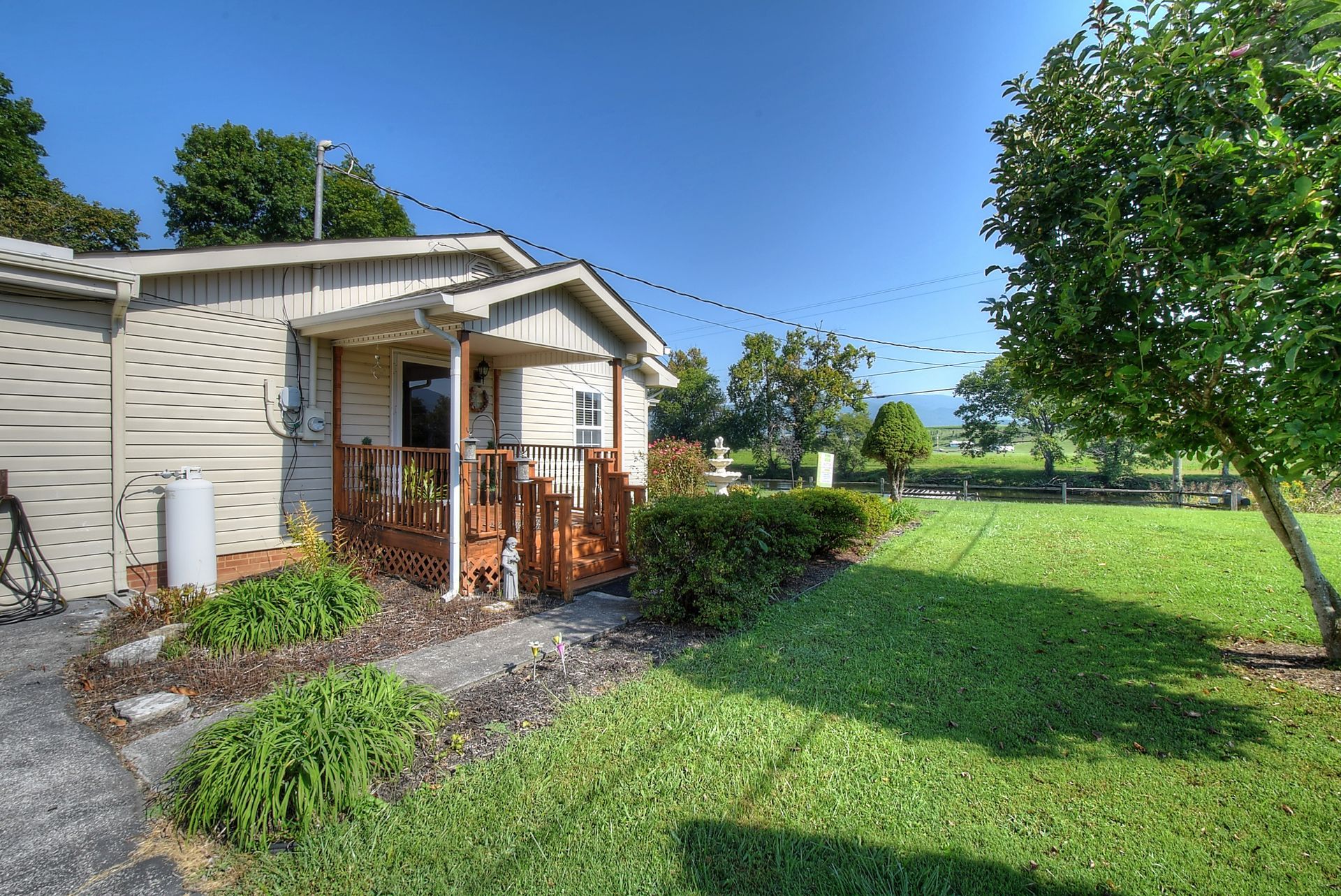 A mobile home is sitting in the middle of a lush green field.
