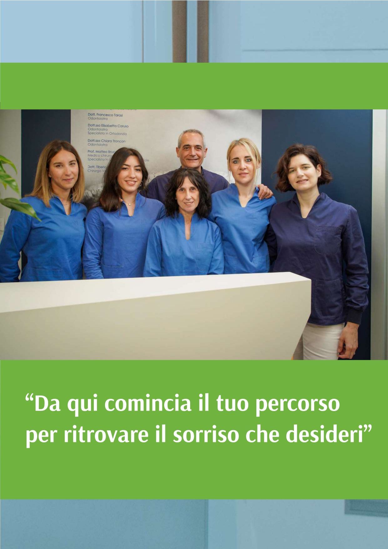 Un gruppo di persone posa per una foto davanti a un bancone.