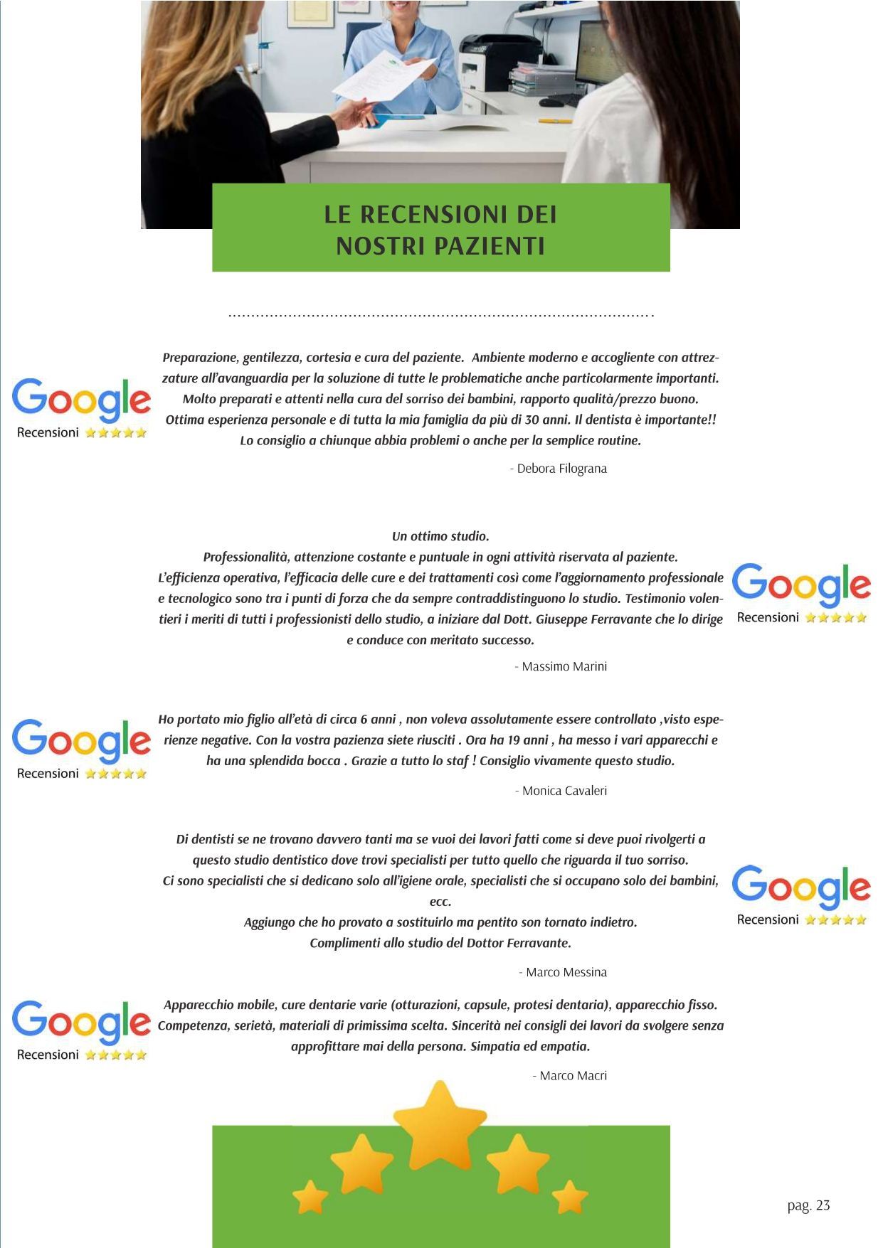 Un paio di persone in piedi una accanto all'altra in un ufficio.