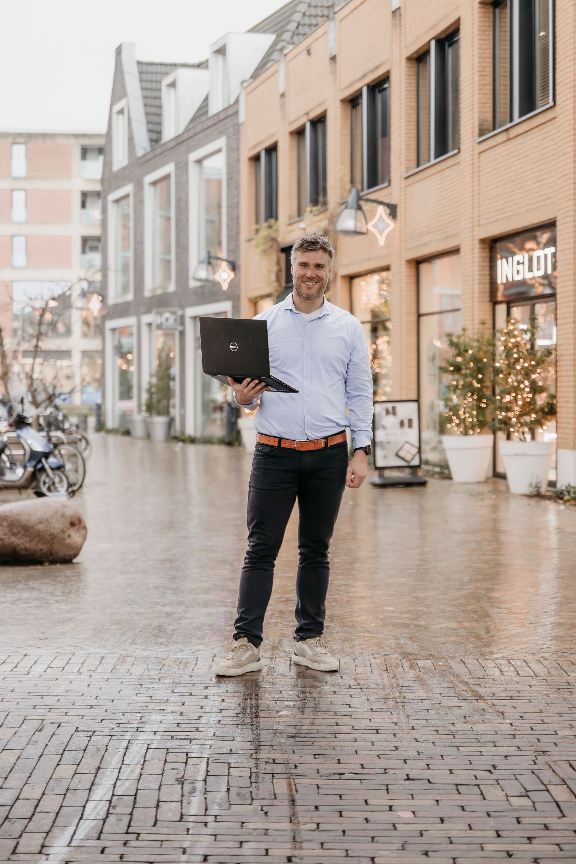 Foto podcasthost in winkelomgeving