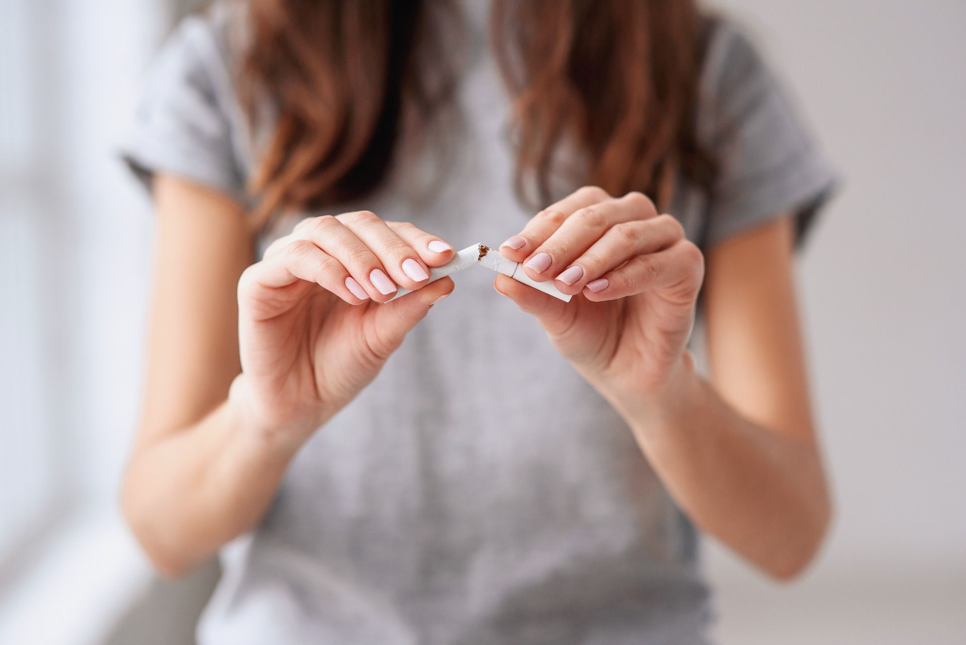 Woman stop smoking cigarettes