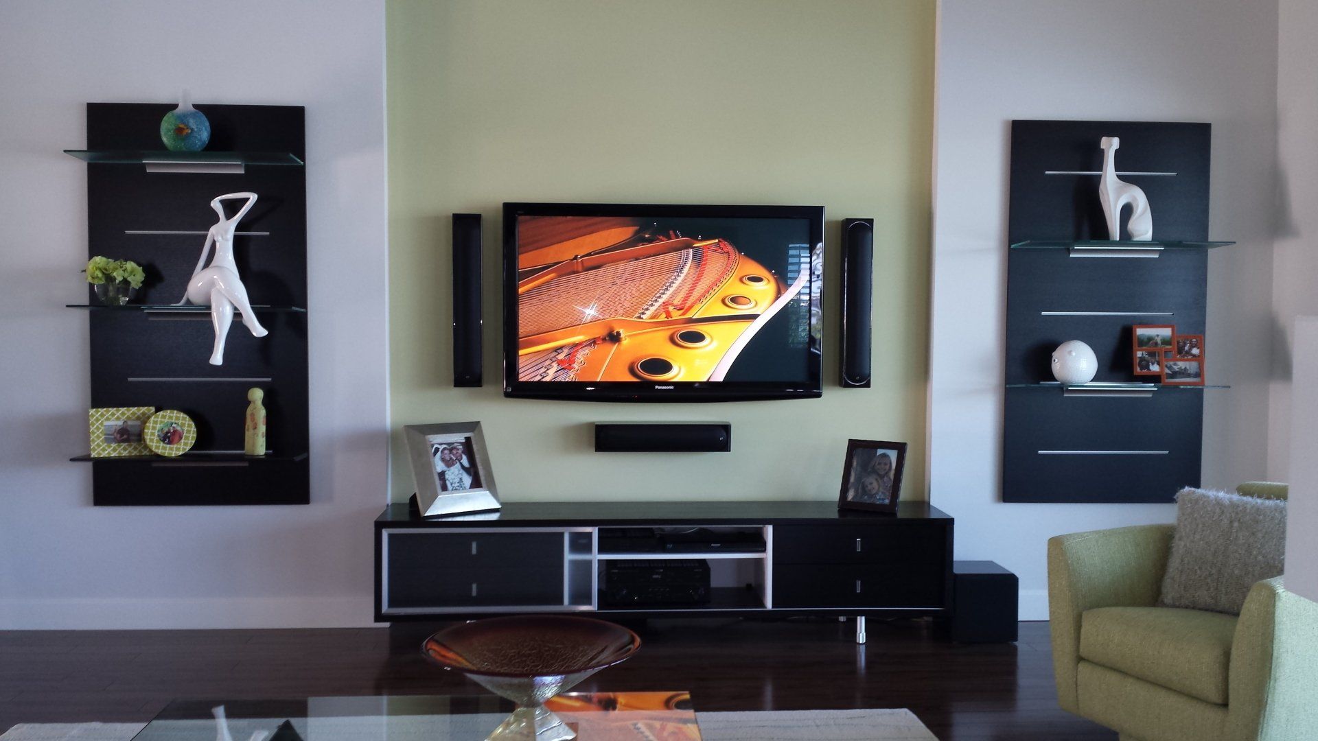 A living room with a flat screen tv on the wall