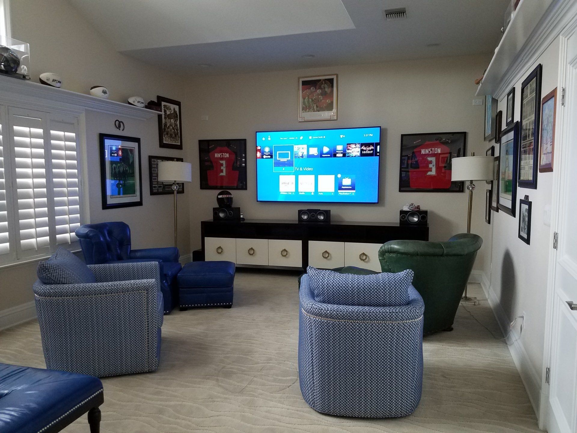 A living room filled with furniture and a flat screen tv.